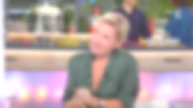 La chemise haut de pyjama léopard vert de Anne-Elisabeth Lemoine dans C à vous du 25/10/2017