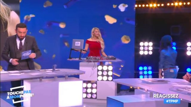 La robe rouge en velours de Kelly Vedovelli dans Touche pas à mon poste du 15/11/2017 #TPMP