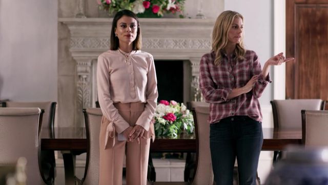 La chemise rose Rag & Bone de Cris­tal Flores (Natha­lie Kel­ley) dans Dynas­tie S01E06