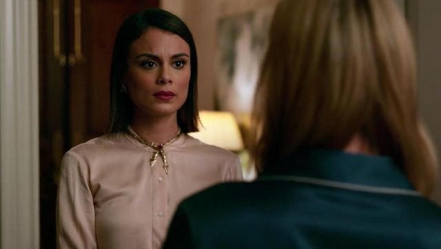 La blouse rose pâle Rag & Bone de Cris­tal Flores (Natha­lie Kel­ley) dans Dynas­tie S01E06
