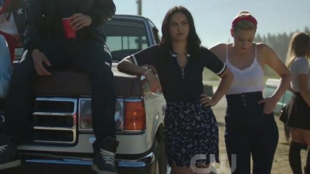 La jupe léopard bleue Sandro de Vero­nica Lodge (Camila Mendes) dans River­dale S02E06