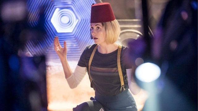 Les bretelles jaunes du 13ème docteur (Jodie Whittaker) dans Doctor Who (S11E07)