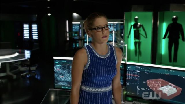 La robe bleue à rayures Milly de Fe­li­city Smoak (Emily Bett Rickards) dans Arrow S06E06