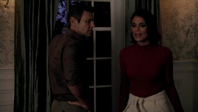 Le pull mandarine Theory de Cris­tal Flores (Na­tha­lie Kel­ley) dans Dy­nas­tie S01E04