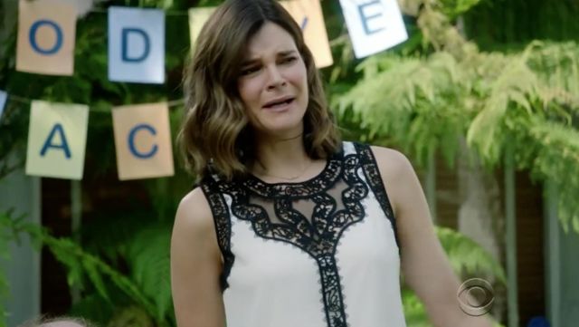 The blouse Kobi Halperin Heather Hughes (Betsy Brandt) in Life In Pieces S03E01