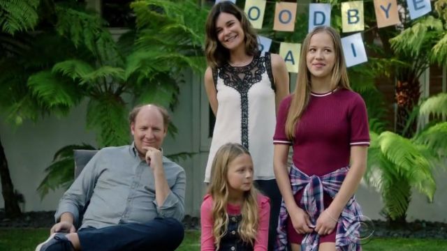 Le chemisier Kobi Halperin de Heather Hughes (Betsy Brandt) dans Life In Pieces S03E01