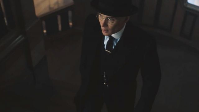 The round glasses of Thomas Shelby (Cillian Murphy) in Peaky Blinders 4x01