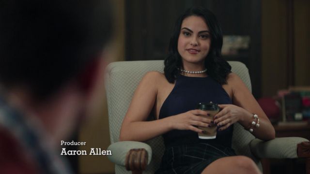 The tartan skirt of Veronica Lodge (Camila Mendes) in Riverdale 1x03