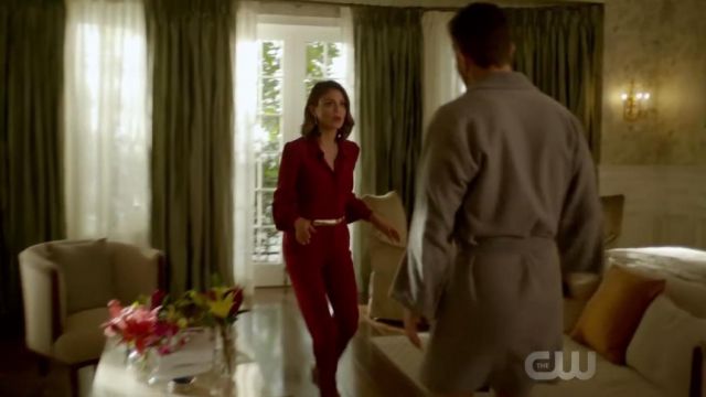 Le pantalon rouge par Co portés par Crystal Flores (Nathalie Kelley) dans la Dynastie 1x03