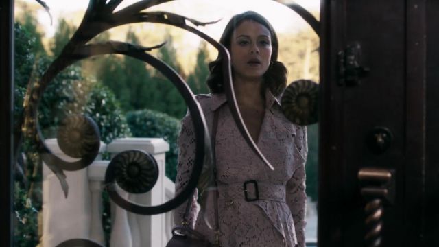 La rose lace trench coat Burberry porté par Crystal Flores (Nathalie Kelley) dans la Dynastie 1x01