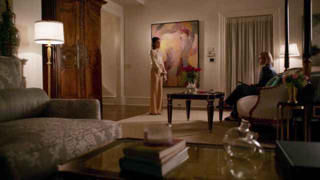 The pink fla­red pants by Alice + Oli­via worn by Cris­tal Flores (Natha­lie Kel­ley) in Dynas­ty 1x06