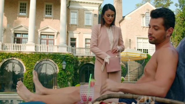The pink blazer by Alice + Oli­via worn by Cris­tal Flores (Natha­lie Kel­ley) in Dynas­ty 1x06