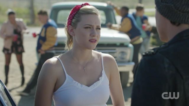 The white strappy frill ca­mi­sole by Topshop (small) worn by Betty Cooper (Lili Rein­hart) in River­dale 2x06