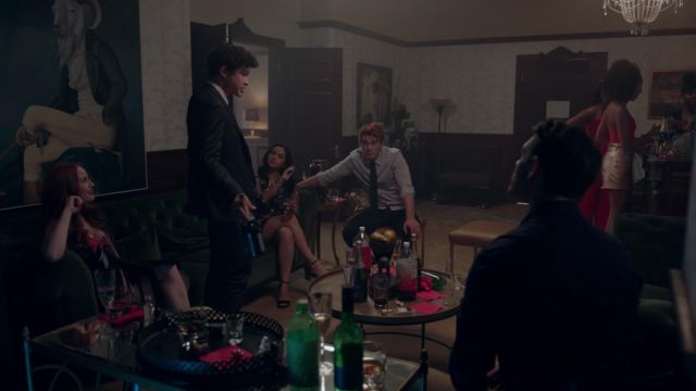 Le noir floral robe Zara porté par Veronica Lodge (Camila Mendes) à Riverdale 2x05