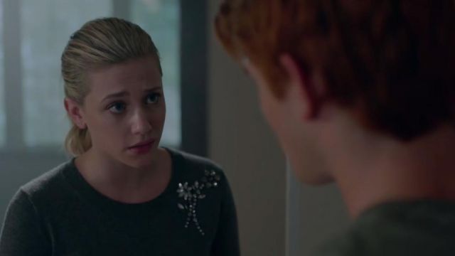 The em­bel­li­shed brooch weater by Kate Spade New York worn by Betty Cooper (Lili Rein­hart) in River­dale 2x05