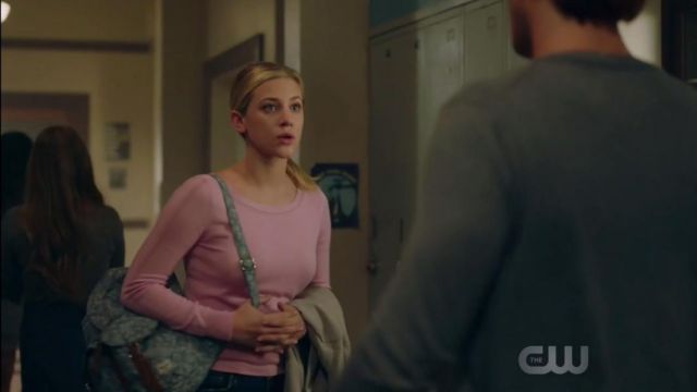 The pink sweater worn by Betty Cooper (Lili Rein­hart) in River­dale 2x05