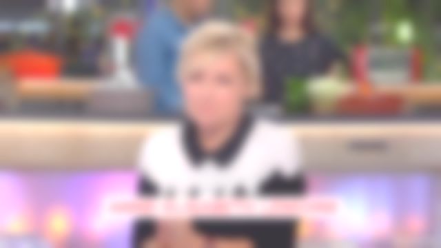 Le pull noir et blanc de Anne-Elisabeth Lemoine dans C à vous du 23/11/2017
