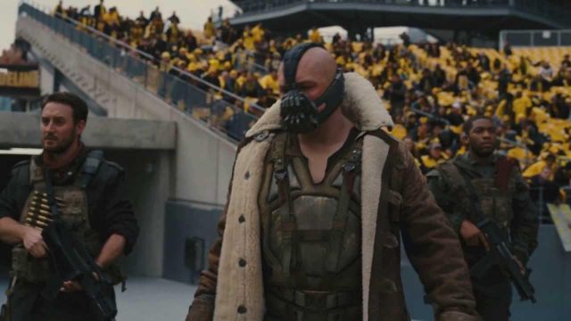 Manteau avec Col de Fourrure porté par Bane (Tom Hardy) comme on le voit dans The Dark Knight Rises