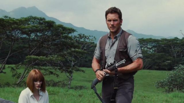 The blue shirt of Owen Grady (Chris Pratt) in Jurassic World