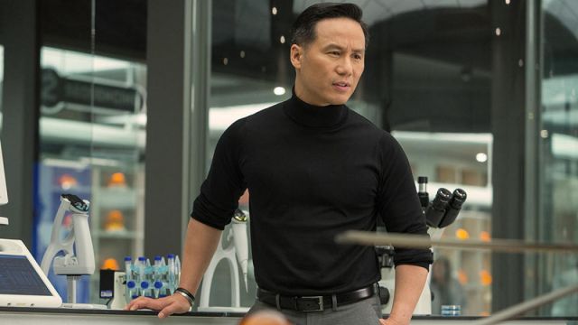 The sweater turtleneck black of Dr. Henry Wu (B. D. Wong) in Jurassic World