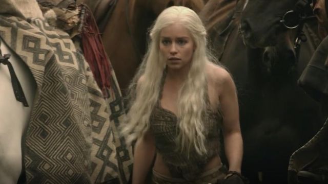 The top short string of Daenerys Targaryen (Emilia Clarke) in Game of Thrones S01E03