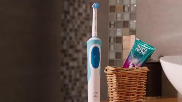 La brosse à dents Oral-B Pro dans le clip Placements de produits de Squeezie (ft Maxenss)