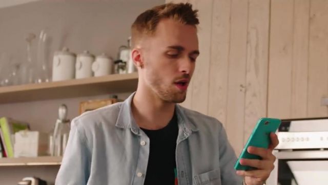 Le smartphone Wiko turquoise dans le clip Placements de produits de Squeezie (ft Maxenss)