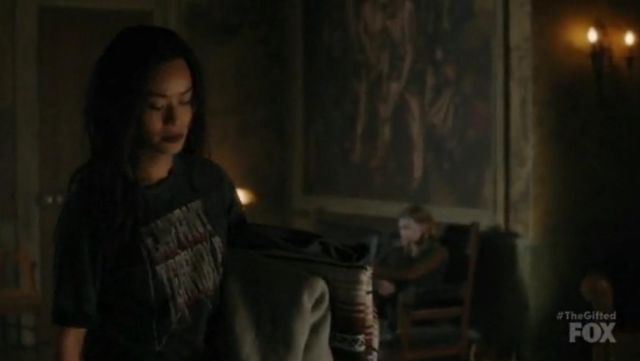 The t-shirt enfant Terrible of Clarice Fong (Jamie Chung) in The Gifted S01E08