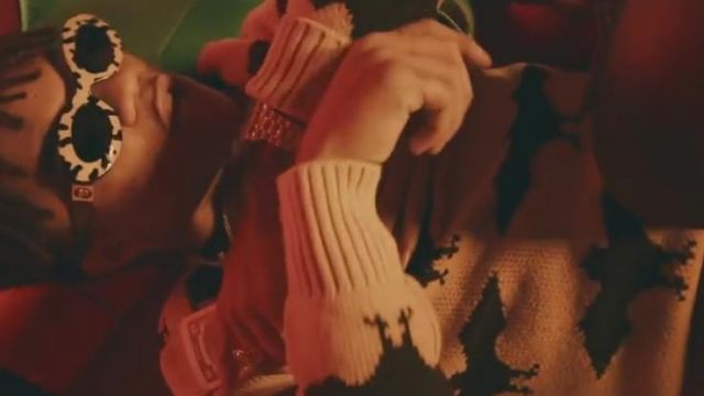 The sweater yellow Gucci printed bat of Swae Lee in the clip Perplexing Pegasus Rae Sremmurd