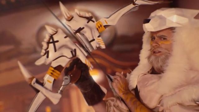 L'arc blanc du cosplay de Hanko (Cyprien) dans le clip OVERWATCH RAP BATTLE posté par Squeezie