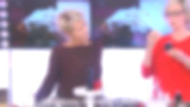 Le pull en cachemire col bateau aubergine de Sophie Davant dans C'est au programme du 28/11/2017