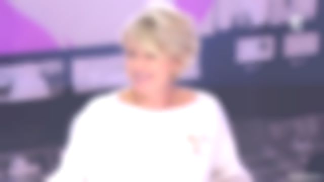 Le pull crème en cachemire à fleurs pompon de Sophie Davant dans C'est au programme du 29/11/2017