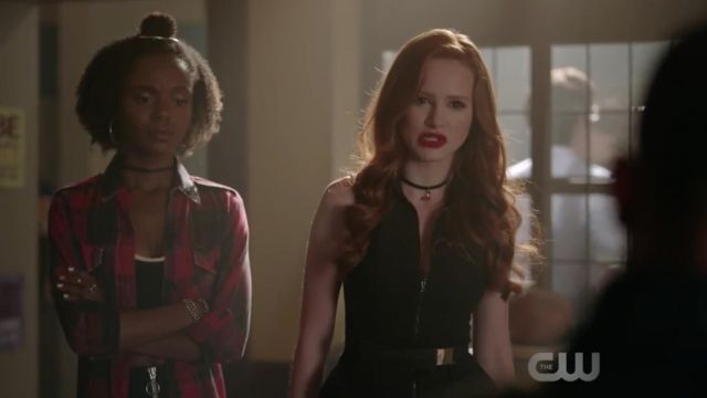 The choker with pendant cherry Kate Spade New York of Cheryl Blossom (Madelaine Petsch) in Riverdale S02E07