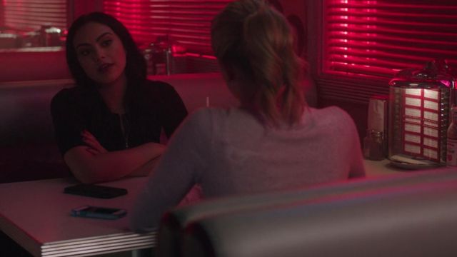 The top zipper of Veronica Lodge (Camila Mendes) in Riverdale S02E07