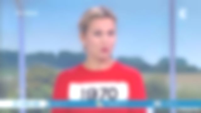 Le pull rouge 1970 de Marine Vignes dans Météo à la carte du 29/11/2017