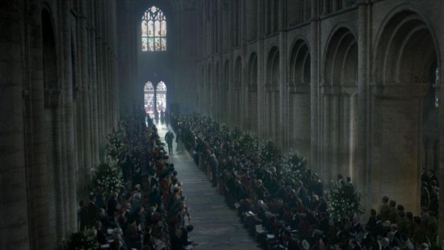 La cathédrale d'Ely sert de décor à Westminster Abbey dans The Crown S01E01