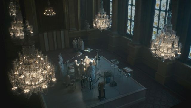 The Goldsmiths' Hall in London is the setting for the room of Buckingham Palace where king George VI is made to operate in The Crown S01E01