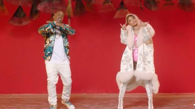 The white coat of Nicki Minaj in The clip Rake it up