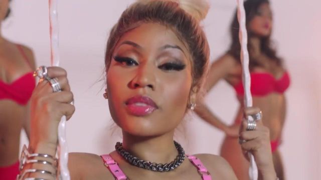 La bague en argent et "diamants" de Nicki Minaj dans le clip Rake it up