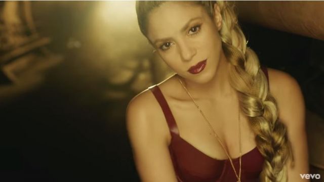 Le soutien-gorge en latex rouge de Shakira dans Le clip Perro fiel