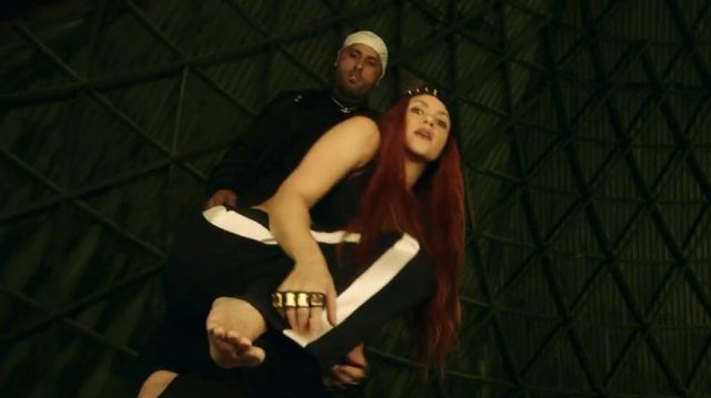 Les "gants bagues" en or Majesty Black portés par Shakira dans son clip Perro fiel feat. Nicky Jam