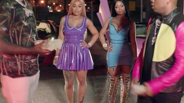 Las botas largas de Nicki Minaj en el video musical rake it up