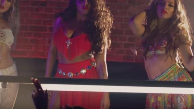 La larga falda roja de Jesy Nelson en el video musical Reggaetón Lento de CNCO