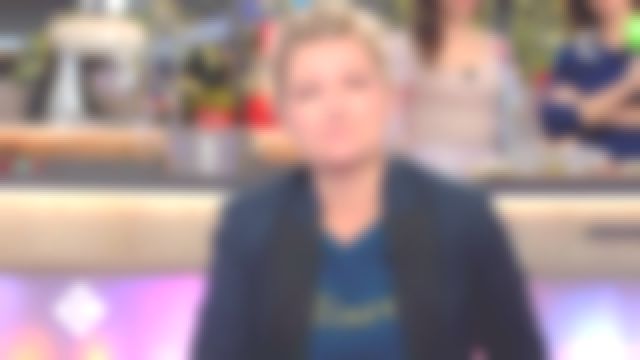 The t-shirt disco of Anne-Elisabeth Lemoine in C to you of the 04/12/2017