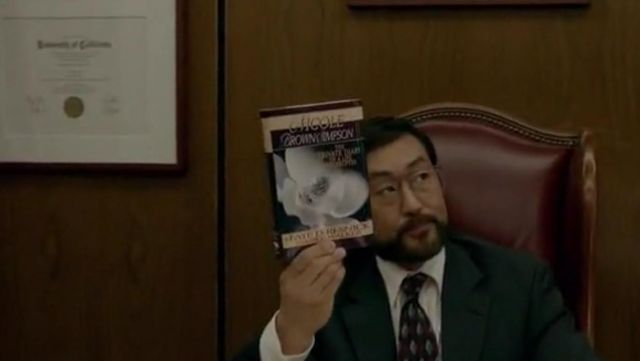 Le livre sur Nicole Brown Simpson que tiens le juge Ito (Kenneth Choi) dans American Crime Story S01E04