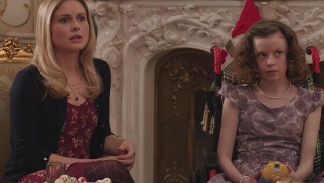 La robe fleurie bordeaux d'Amber (Rose McIver) dans A Christmas Prince