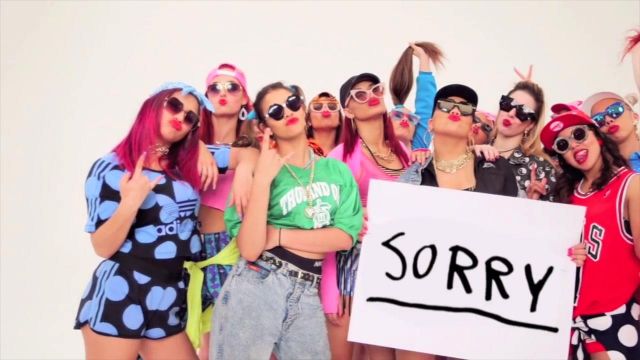 Le crop top à pois Adidas dans le clip Sorry de Justin Bieber ( en violet)