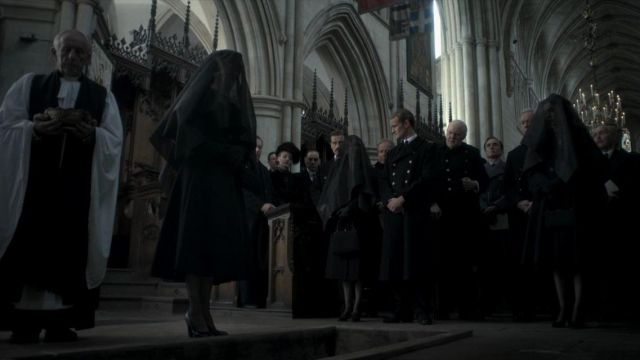Southwark Cathedral serves as the backdrop to Westminster Abbey for the funeral of queen Mary of Teck (Eileen Atkins) in The Crown S01E05