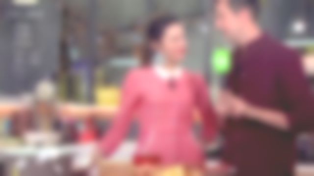 La Robe en jacquard rouge de Eleonora Galasso dans C à vous du 07/12/2017