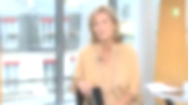 The silk blouse embroidered by Claire Chazal in free Entry to the 03/12/2017